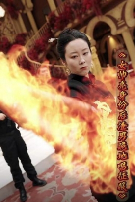 女帅亮身份后渣男跪地唱征服 女帅亮身份后渣男跪地唱征服